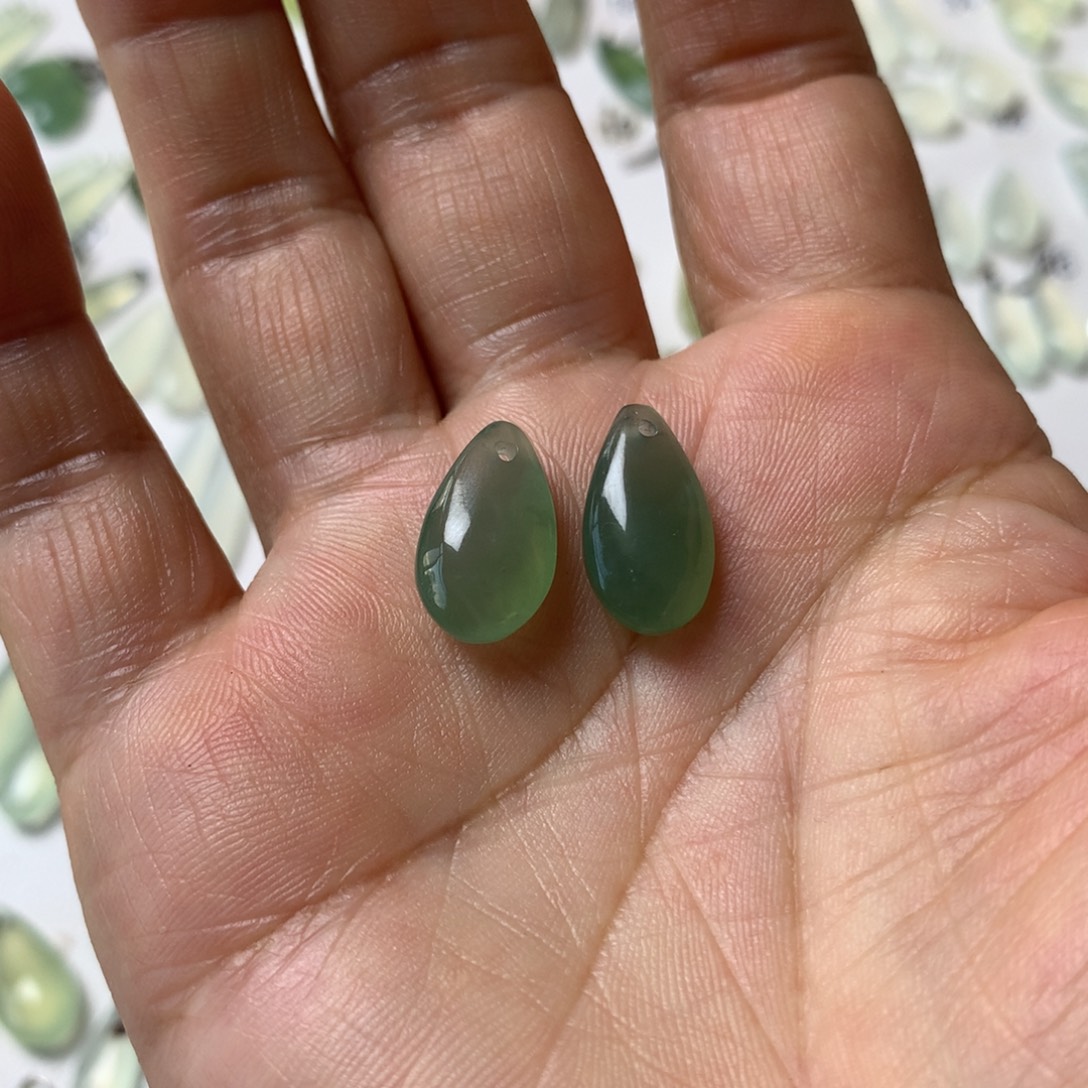 白***羁蛇纹石玉未镶嵌耳坠