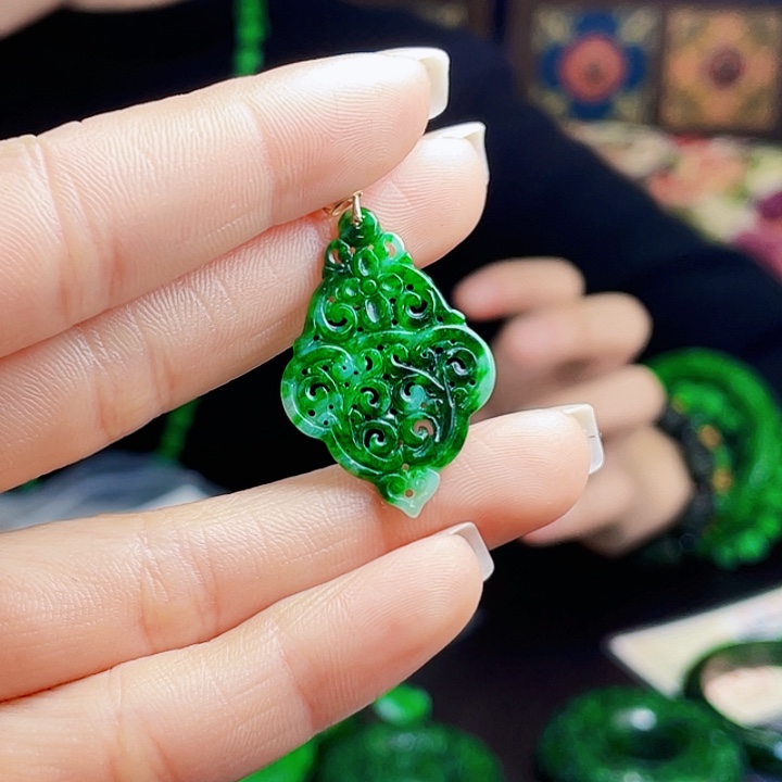 翡翠18K金镶嵌颈饰多样性