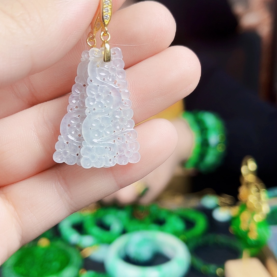 翡翠颈饰未镶嵌耳饰