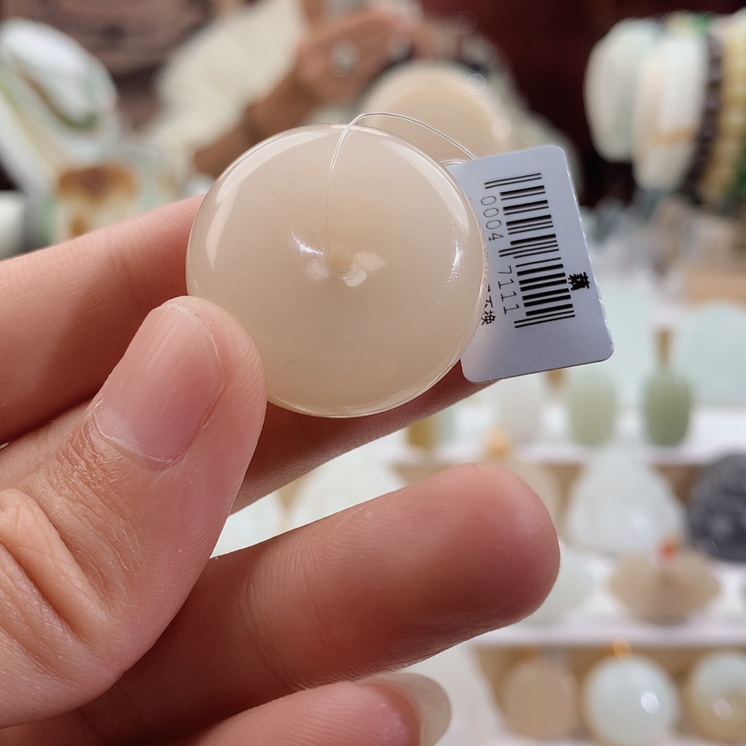 和田玉颈饰未镶嵌岩****?