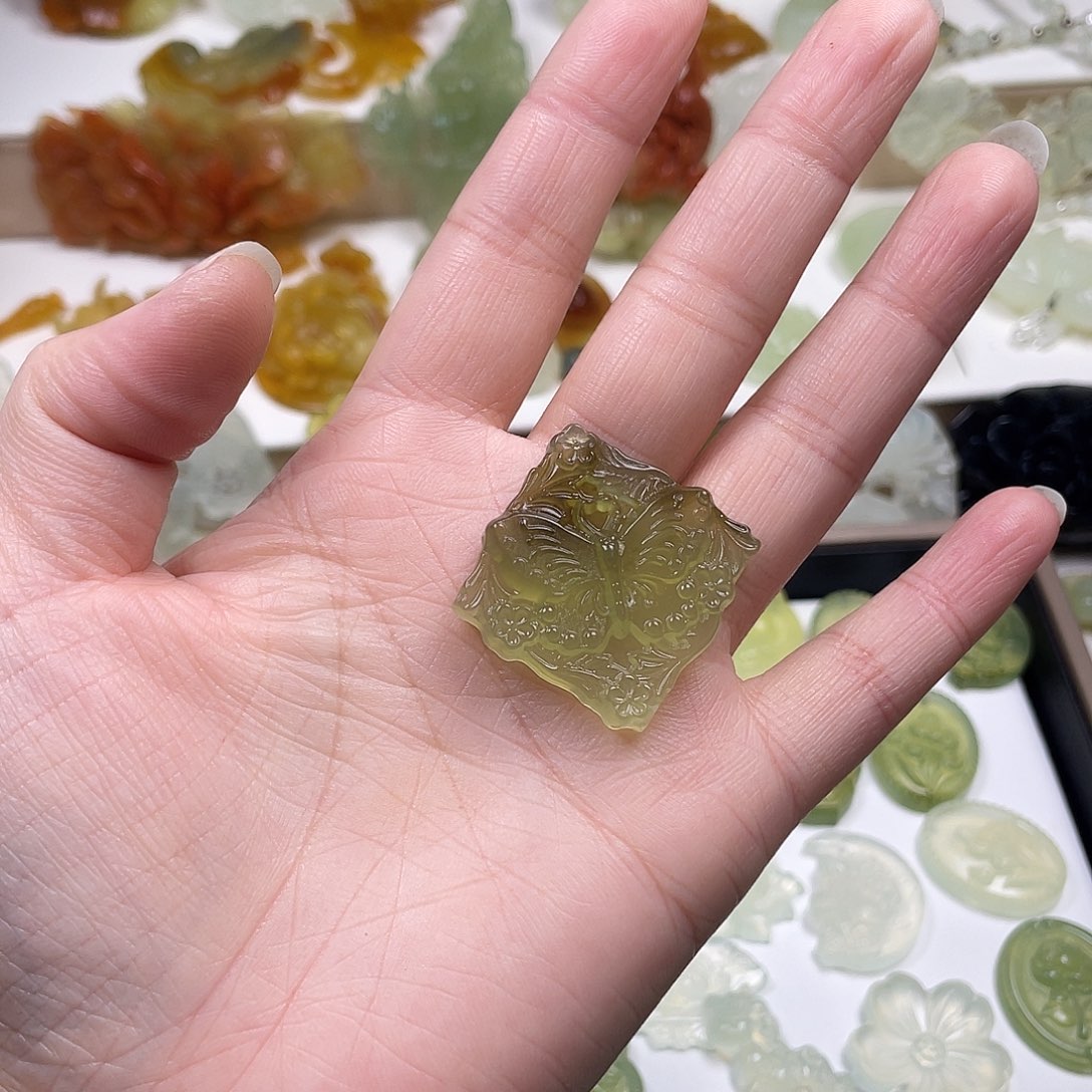 K***宝蛇纹石玉未镶嵌颈饰