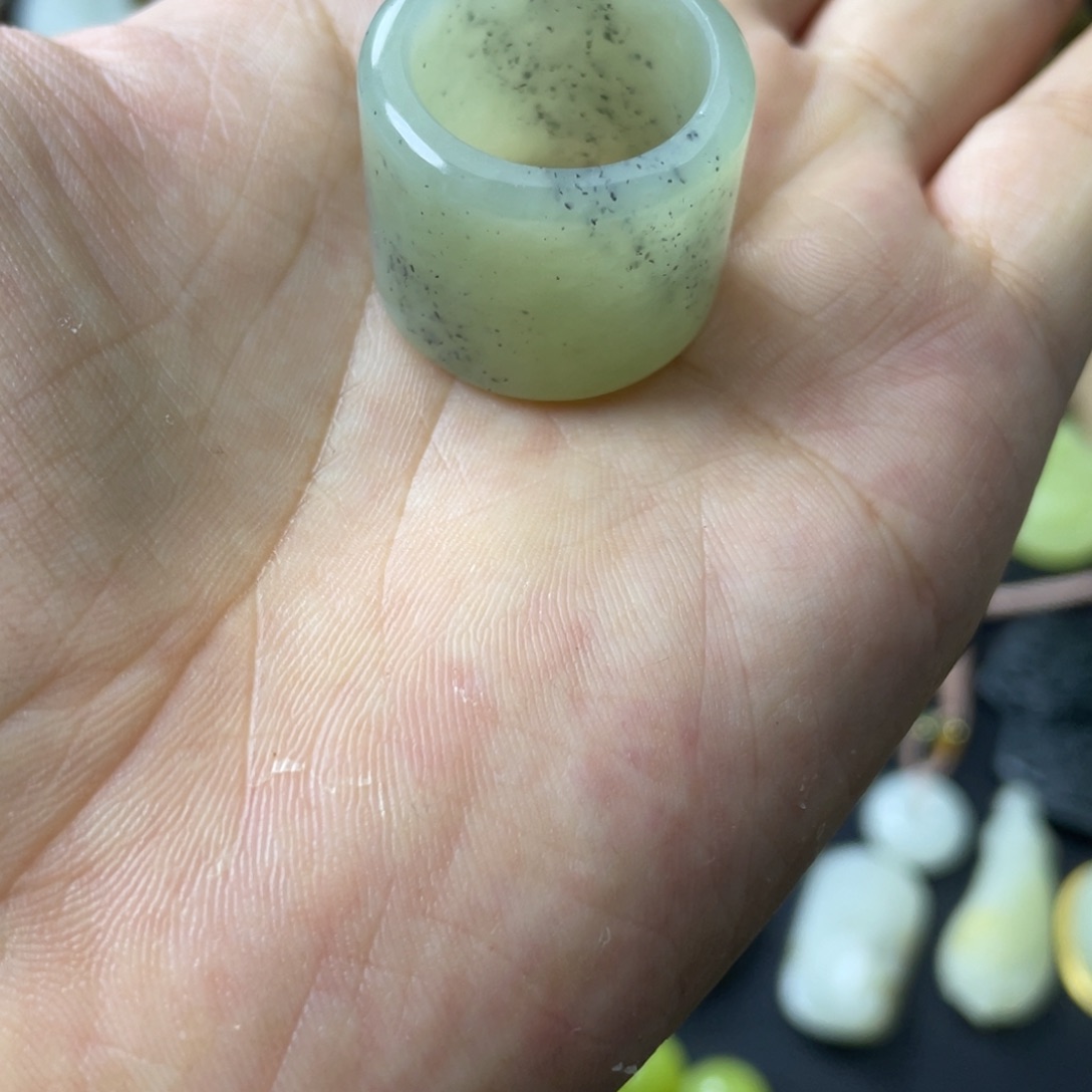 未镶嵌戒指和田玉