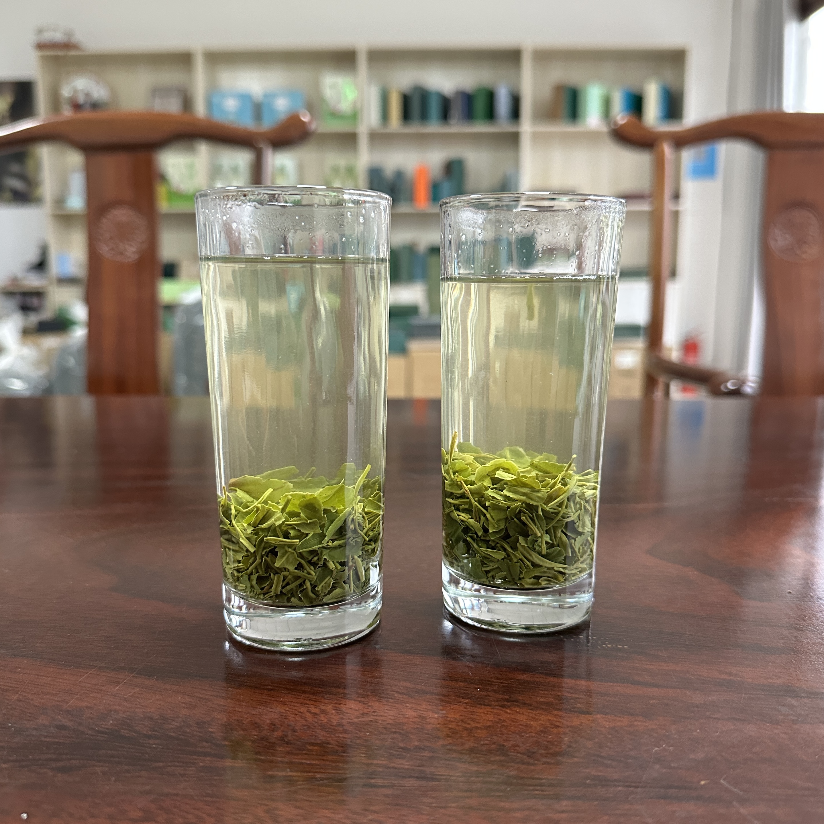 2025年茶4月20日机制新县大别山雨前茶破形揉捻大叶子炒青茶