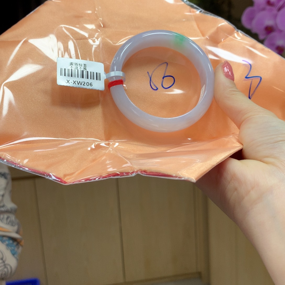 翡翠手镯未镶嵌不退不换