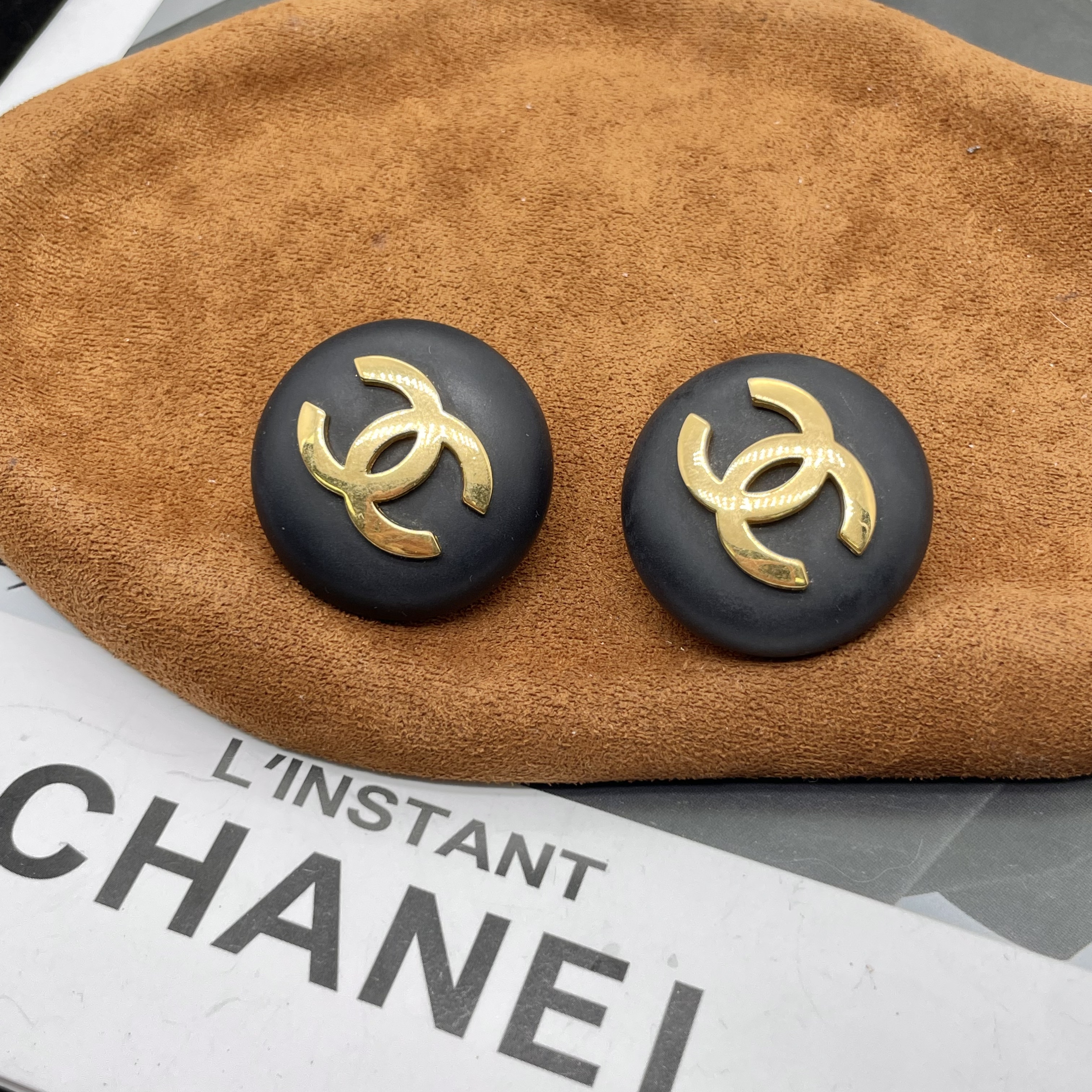 95新 Chanel/香奈儿 香奈儿圆形深蓝色双c耳夹/jm01810