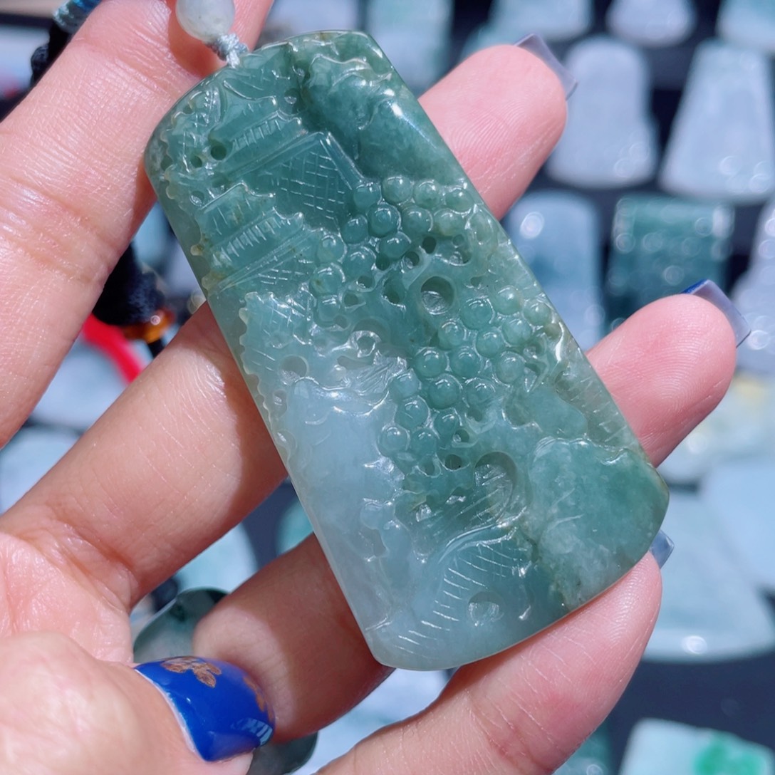 翡翠未镶嵌颈饰山水