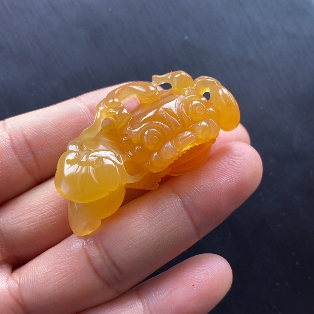 石英质玉（黄龙玉）未镶嵌颈饰