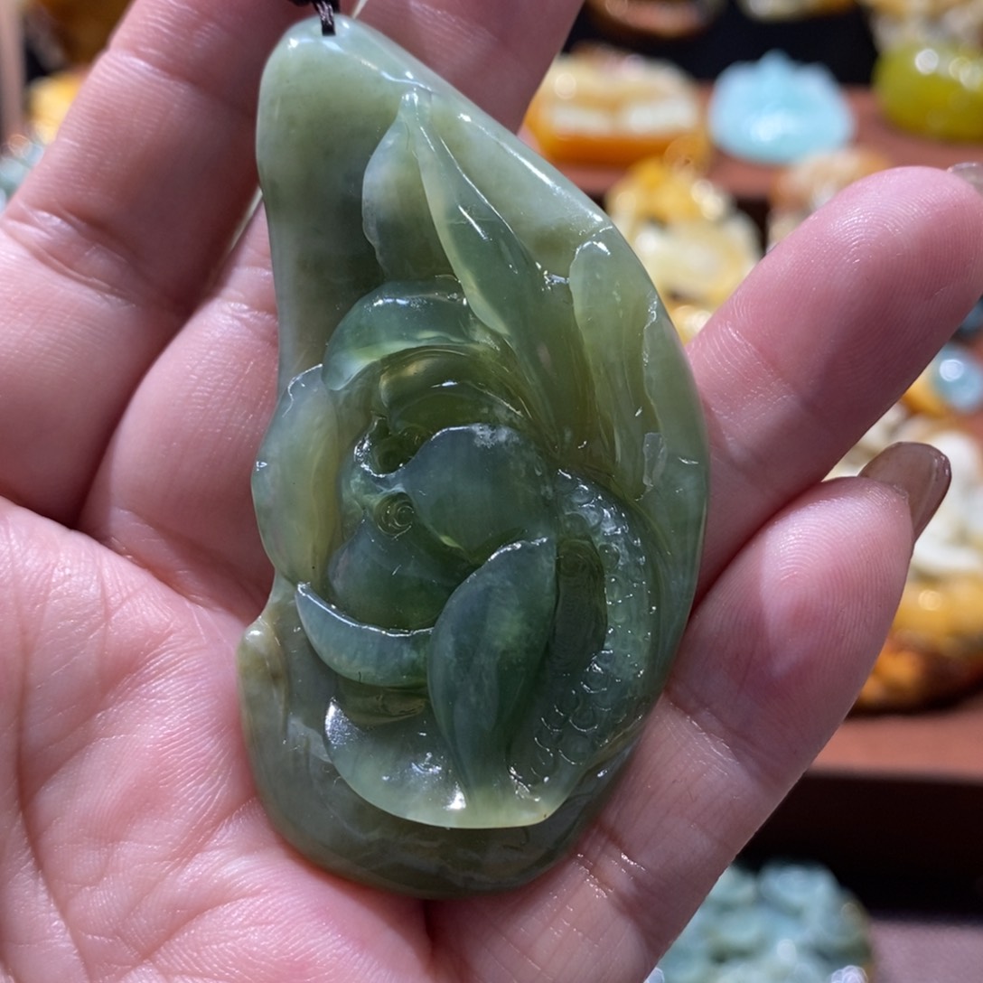 蛇纹石玉颈饰未镶嵌