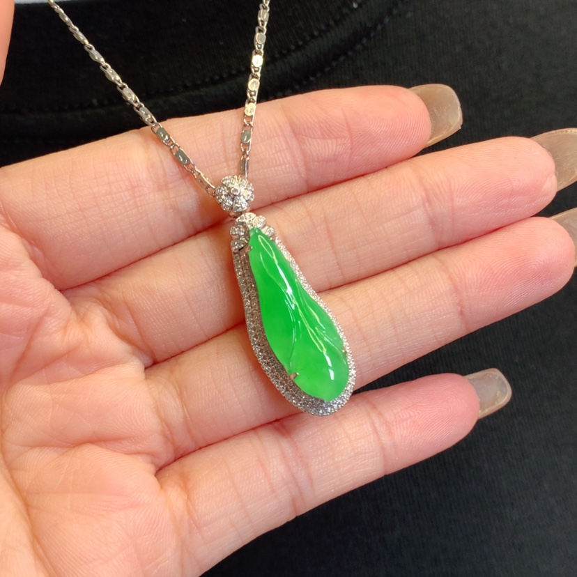 【闪购商品】翡翠18K金镶嵌吊坠(赠链)兰花