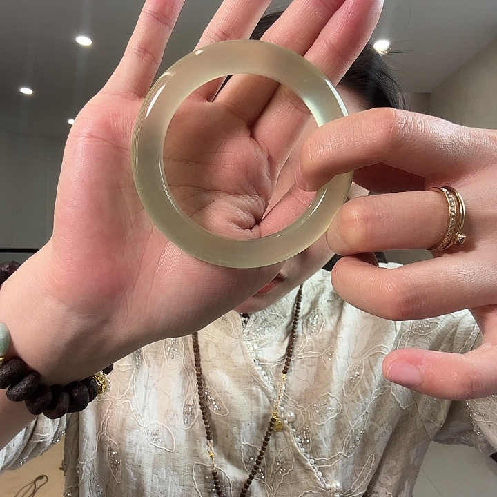 晴***朗蛇纹石玉未镶嵌颈饰