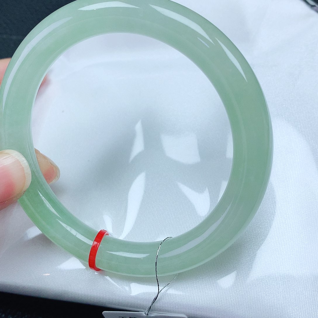 翡翠手镯未镶嵌56圈