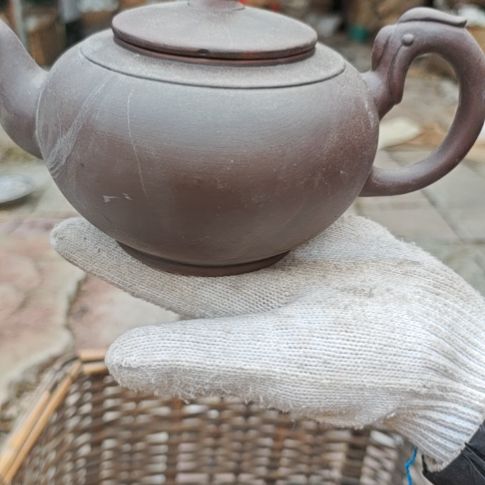 库存微瑕紫砂壶一个