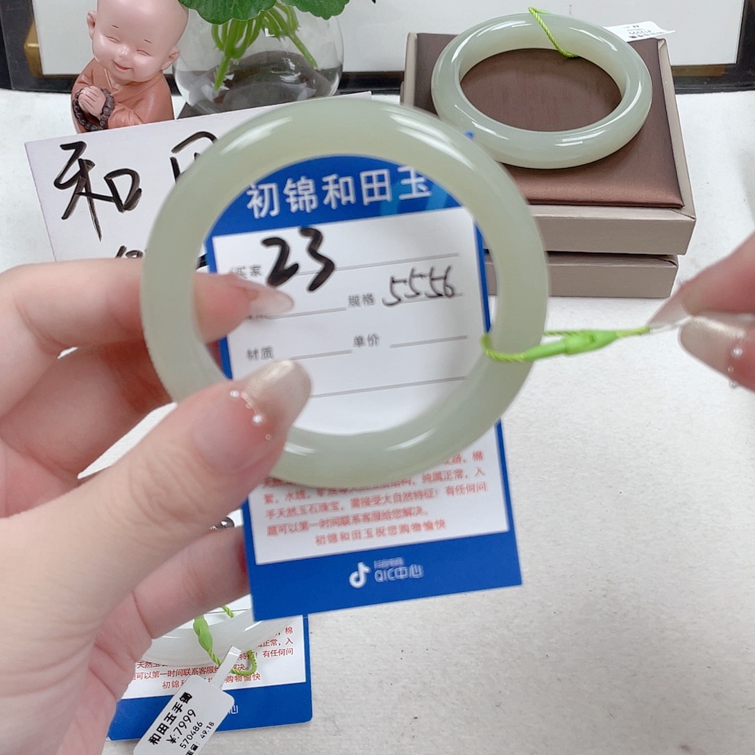 和田玉未镶嵌手镯