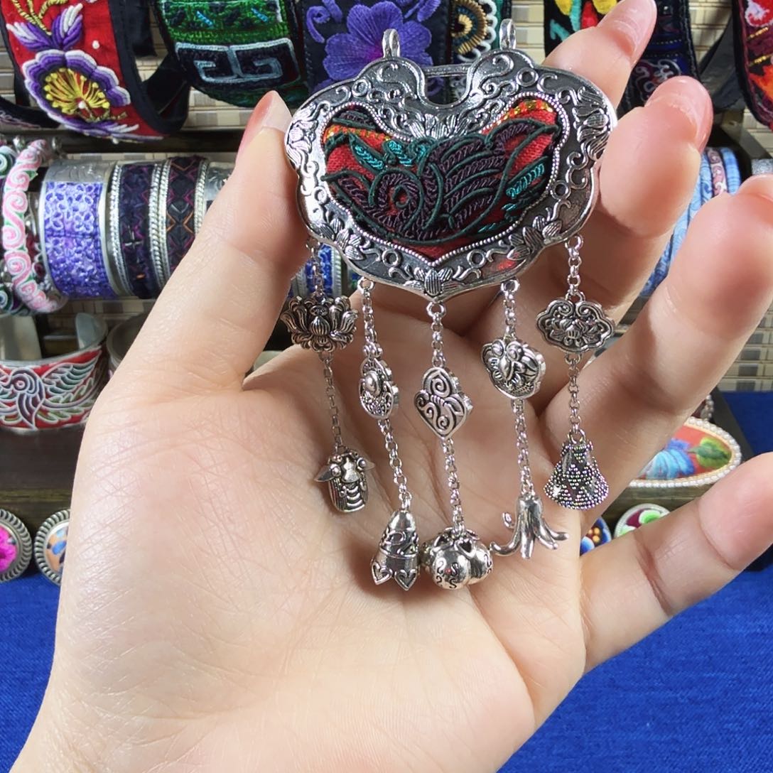 传承非遗刺绣饰品47