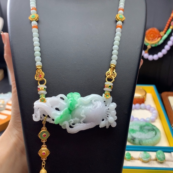 翡翠颈饰未镶嵌翡翠人参