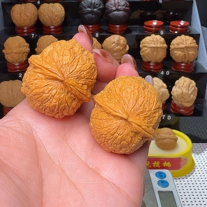 把件文玩核桃金丝绣球尖微瑕39尺…………98号