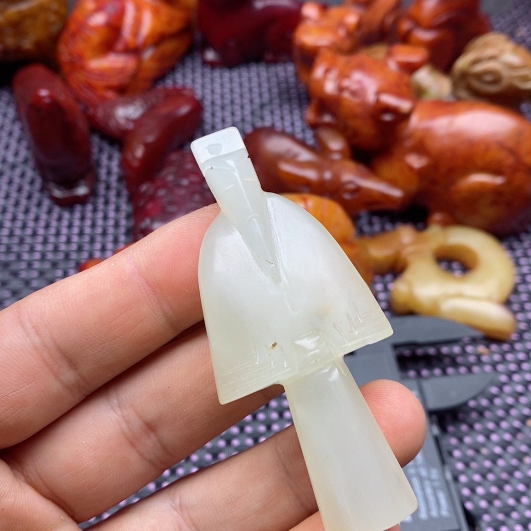 蛇纹石玉颈饰未镶嵌