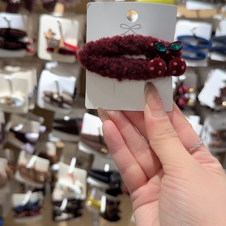 红色毛毛樱桃掰掰