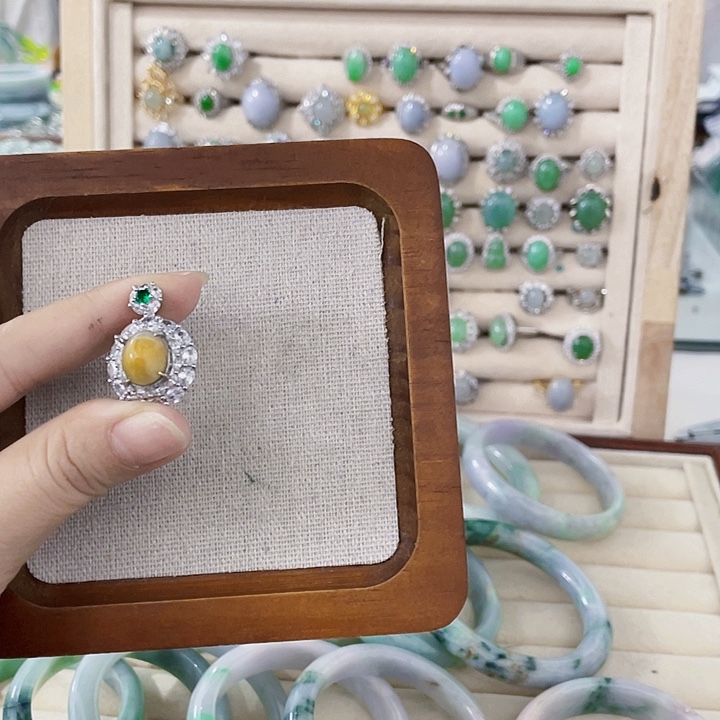 翡翠未镶嵌颈饰天然翡翠Ａ货