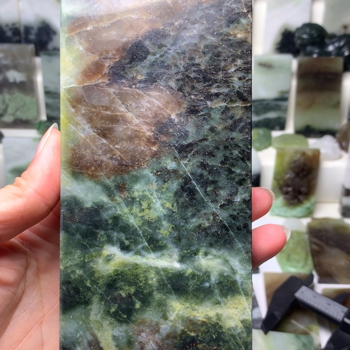 南***情独山玉未镶嵌颈饰