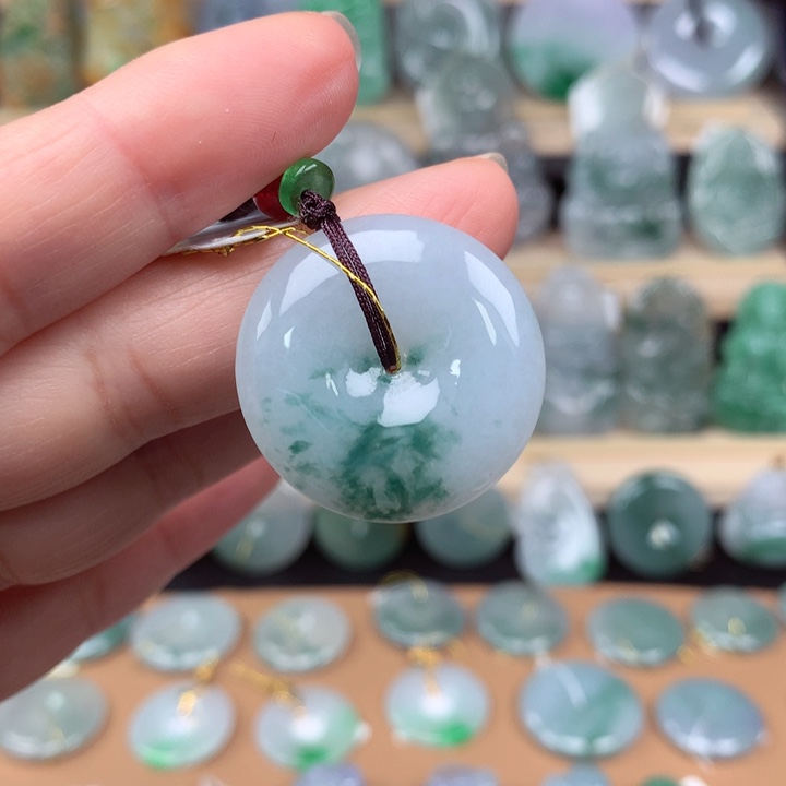 翡翠颈饰未镶嵌平安扣