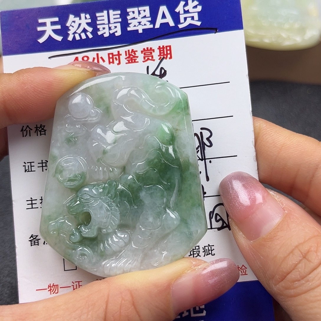 翡翠未镶嵌颈饰      