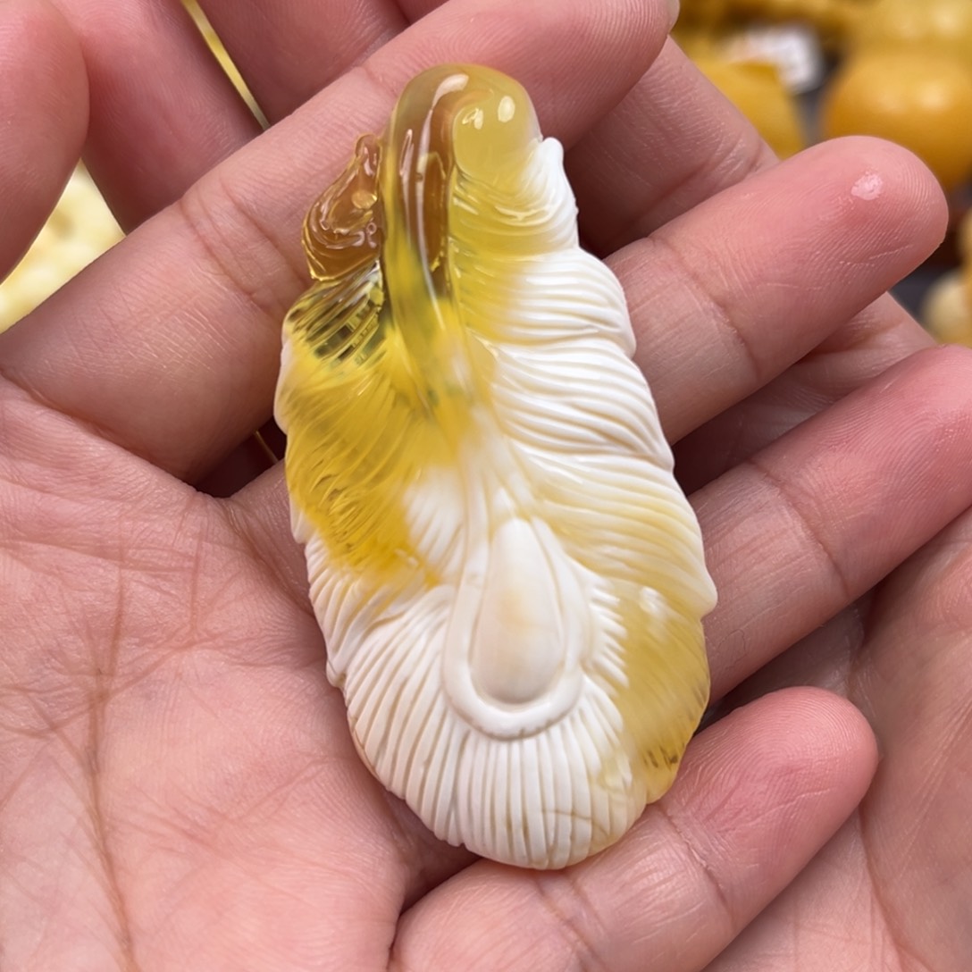 琥珀裸石未镶嵌羽毛