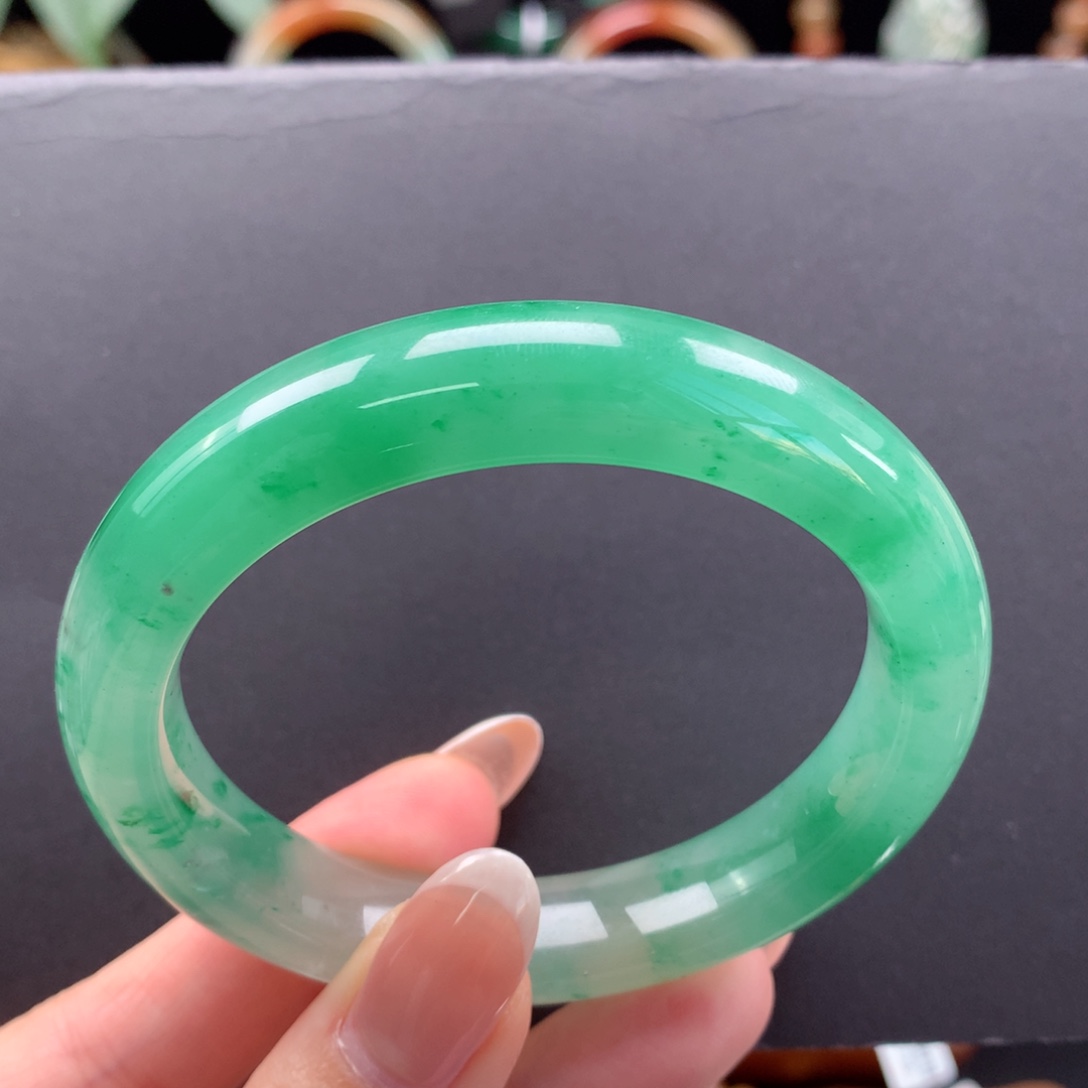 莎***？石英质玉未镶嵌手镯