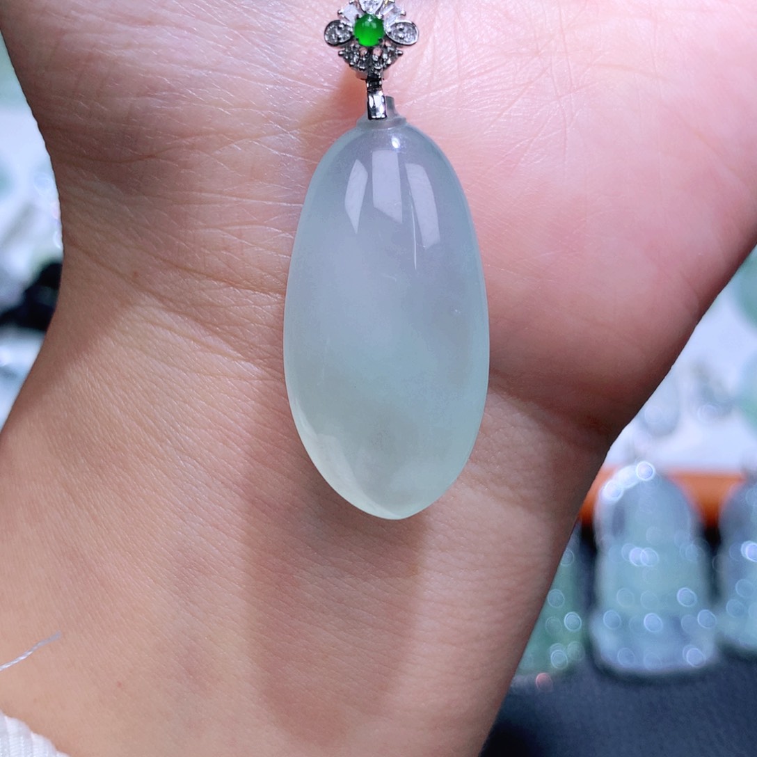 翡翠18K金镶嵌颈饰福瓜