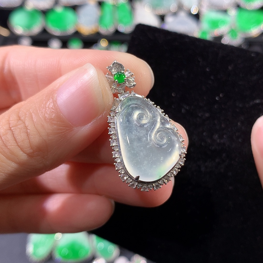 翡翠18K金镶嵌颈饰