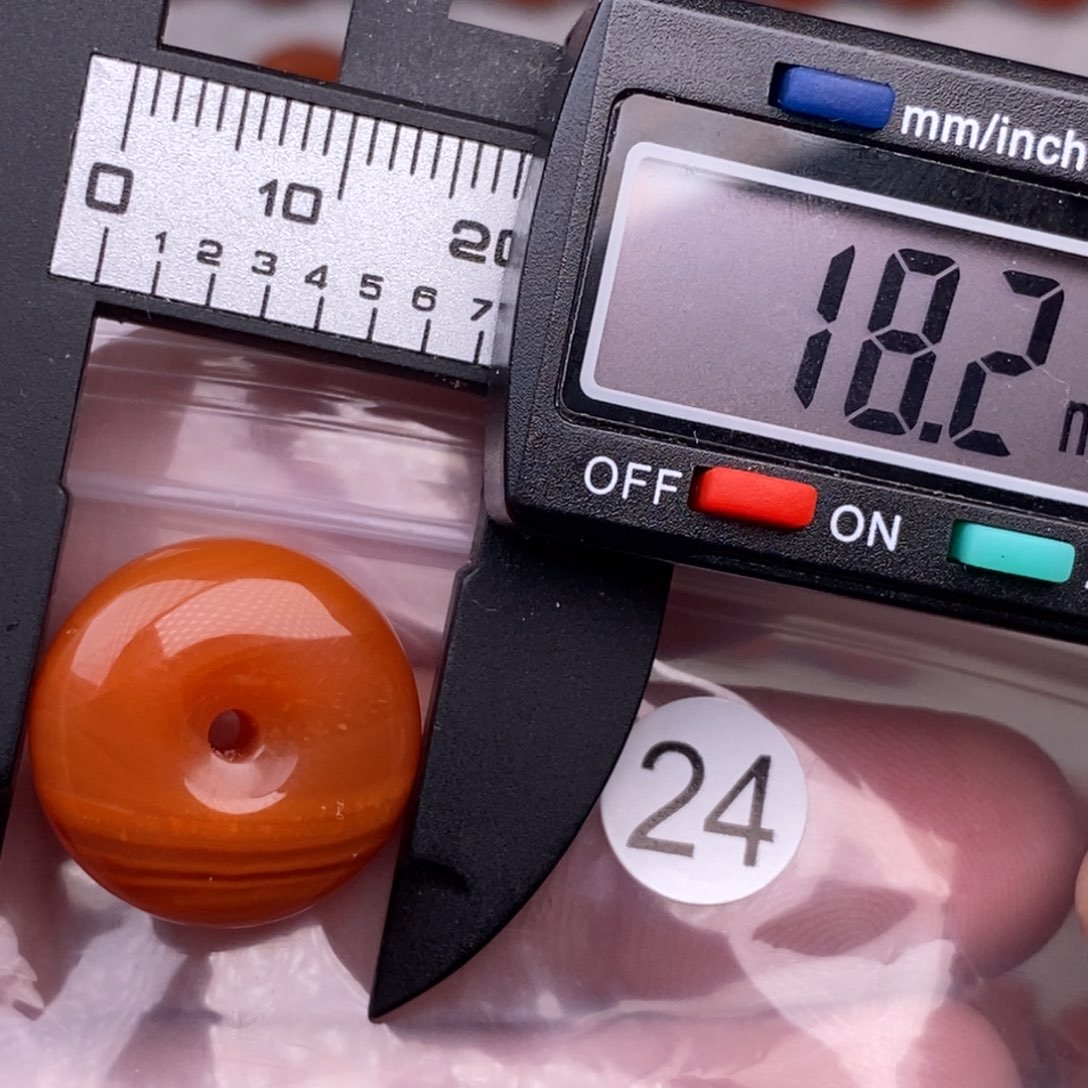 南红玛瑙未镶嵌配饰有瑕疵