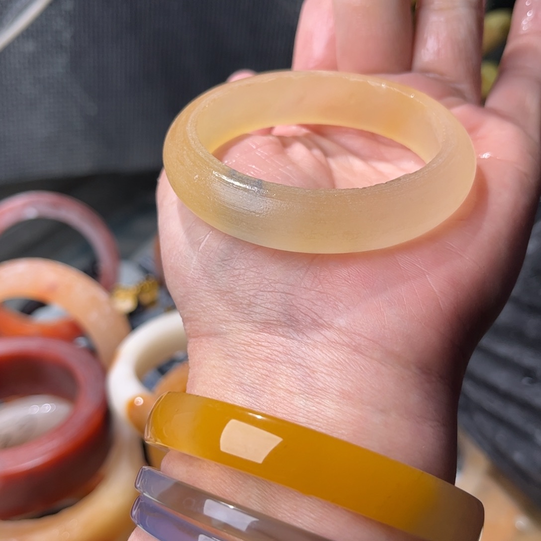 你***.石英质玉未镶嵌手镯定制