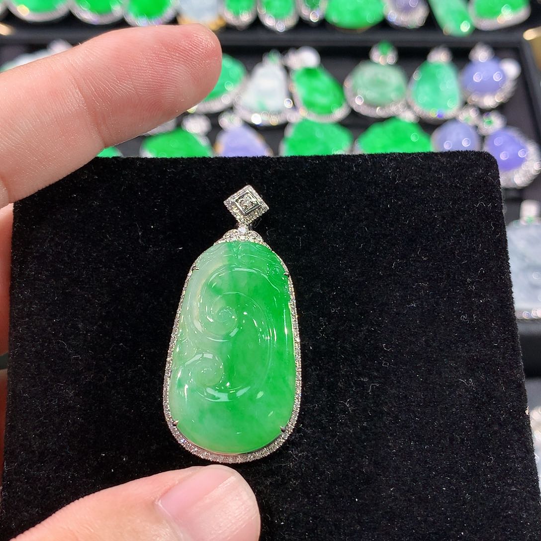 翡翠18K金镶嵌颈饰