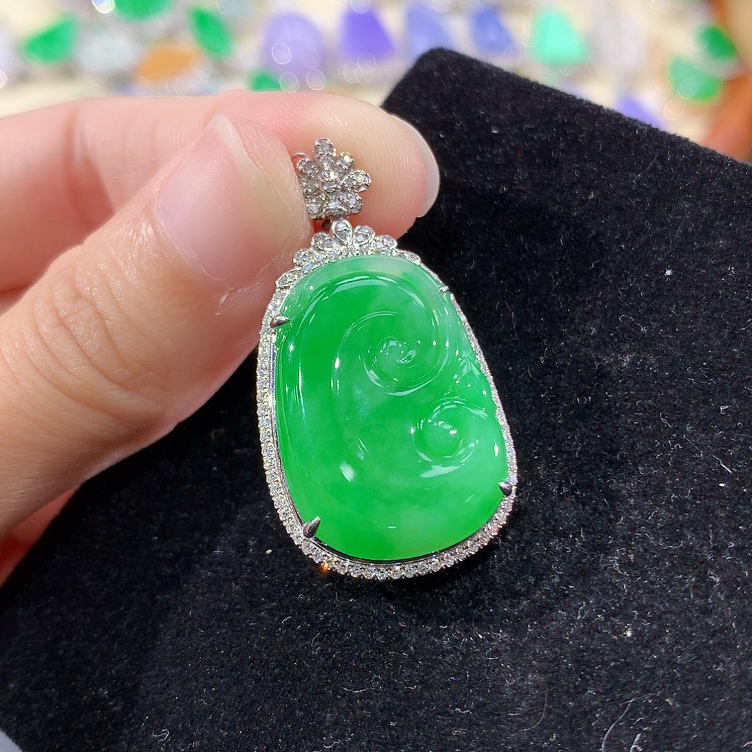 翡翠18K金镶嵌颈饰