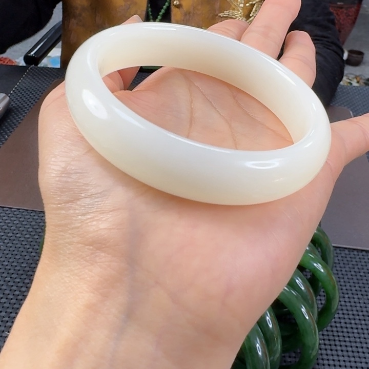 未镶嵌手镯石英质玉