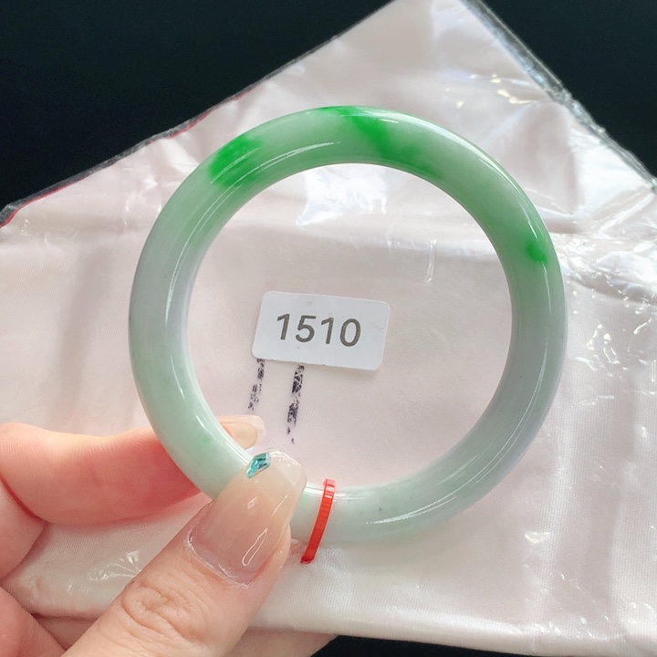 翡翠手镯未镶嵌天然翡翠手镯01。圆条