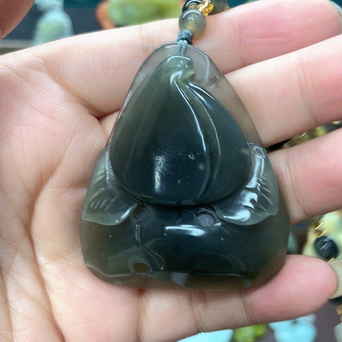 蛇纹石玉颈饰未镶嵌