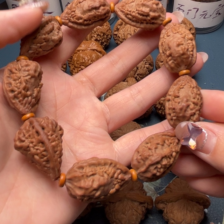 文玩核桃把件1.9左右麒麟角手串