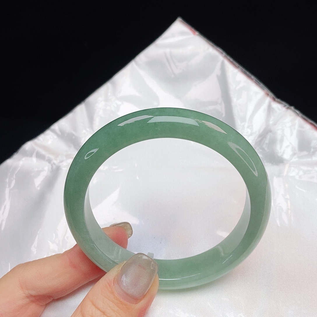 翡翠手镯未镶嵌深海蓝半山水