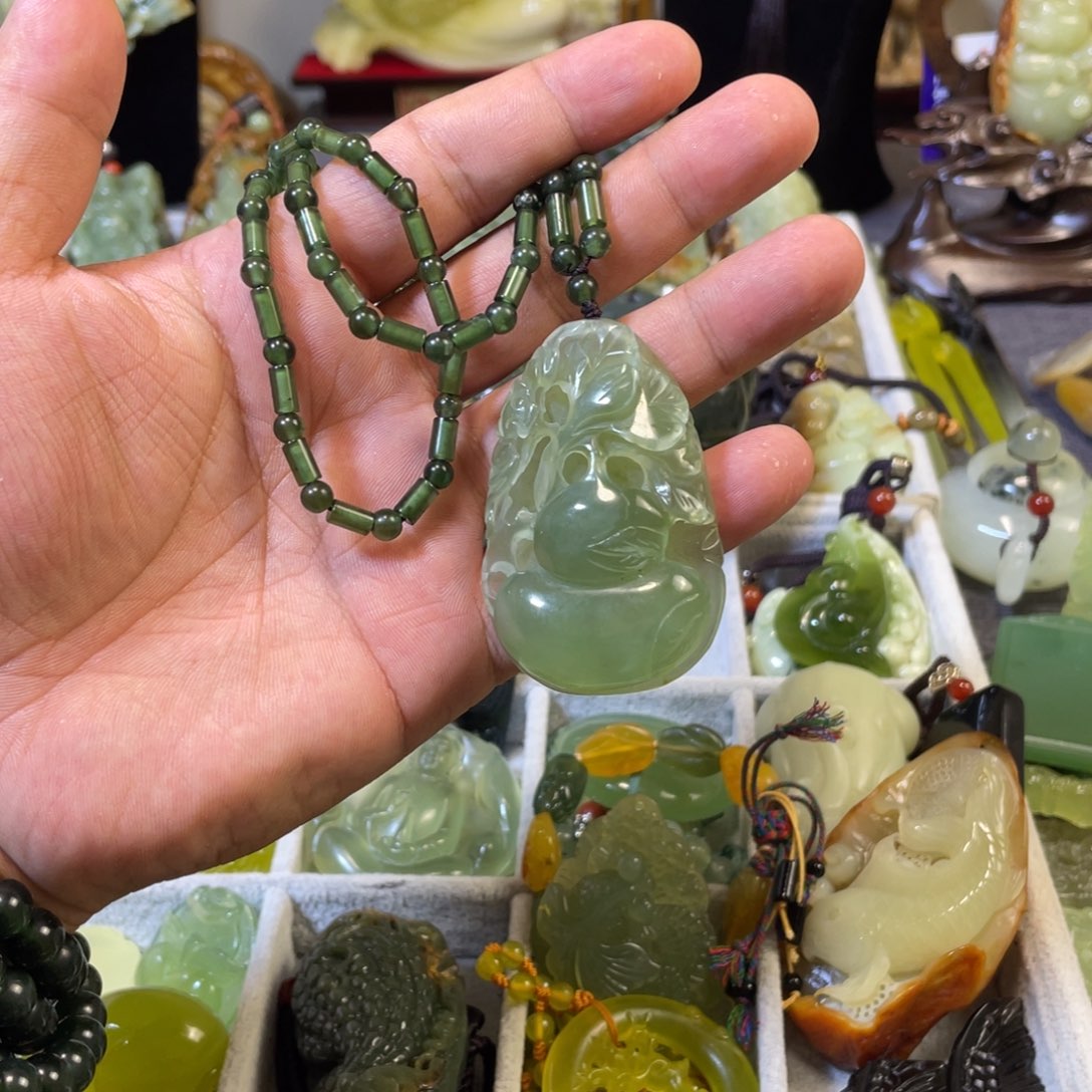 蛇纹石玉合金颈饰小**?