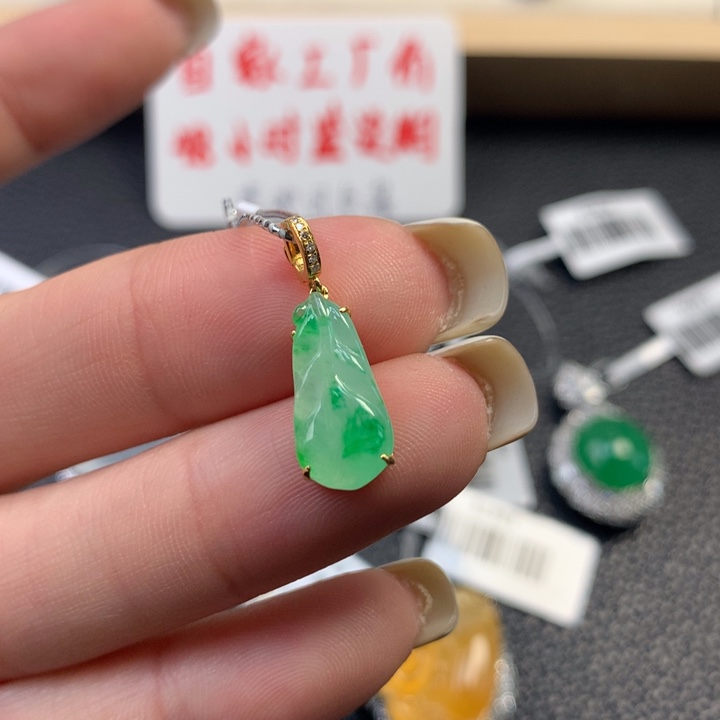 翡翠18K金镶嵌颈饰