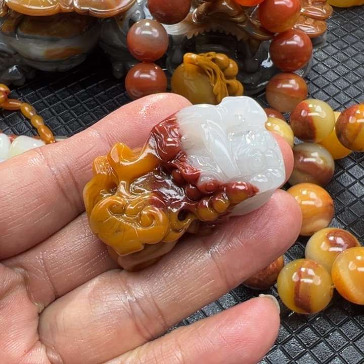 石英质玉（黄龙玉）颈饰合金