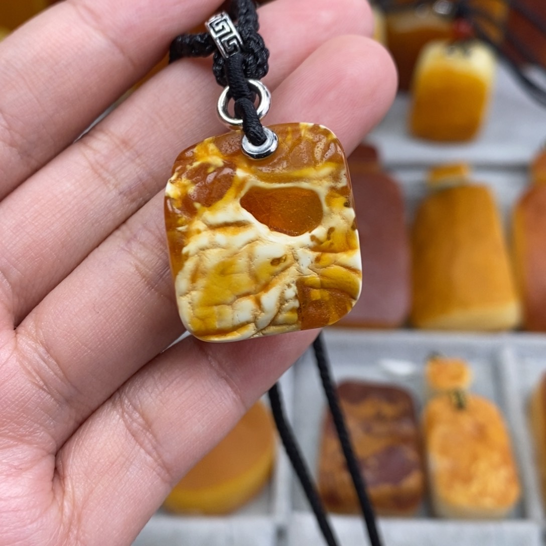 琥珀吊坠(赠链)未镶嵌