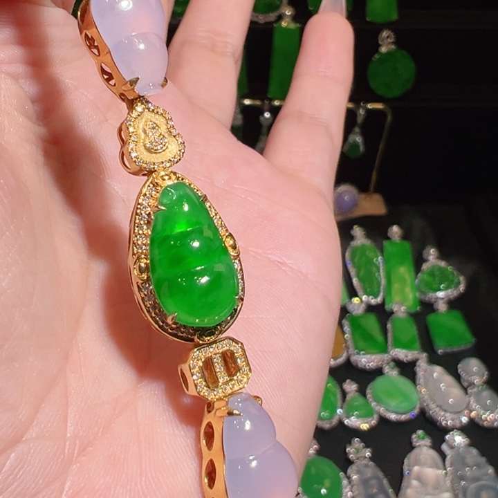 颈饰18K金镶嵌翡翠