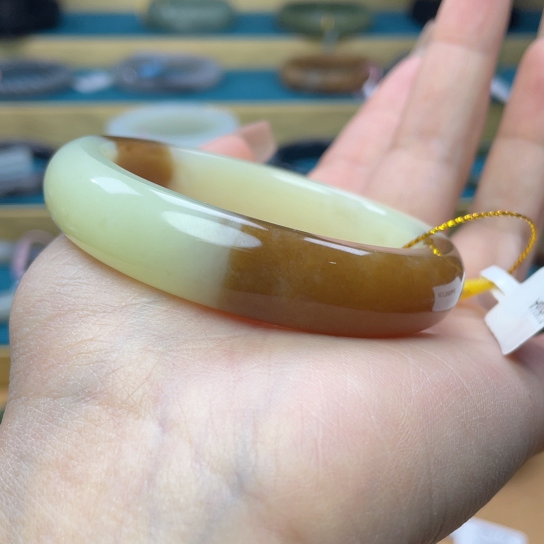 和田玉手镯54+圈口。编号64未镶嵌