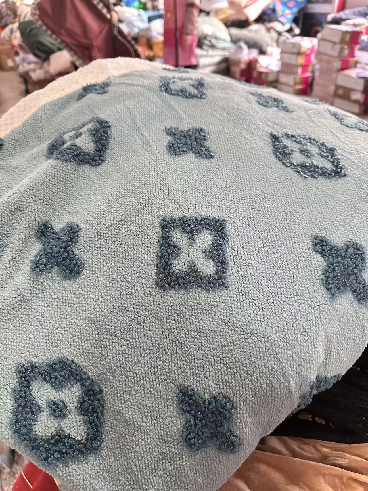 《兵哥外贸》3楼150×220杂款云朵绒提花毯 发一条 不挑色