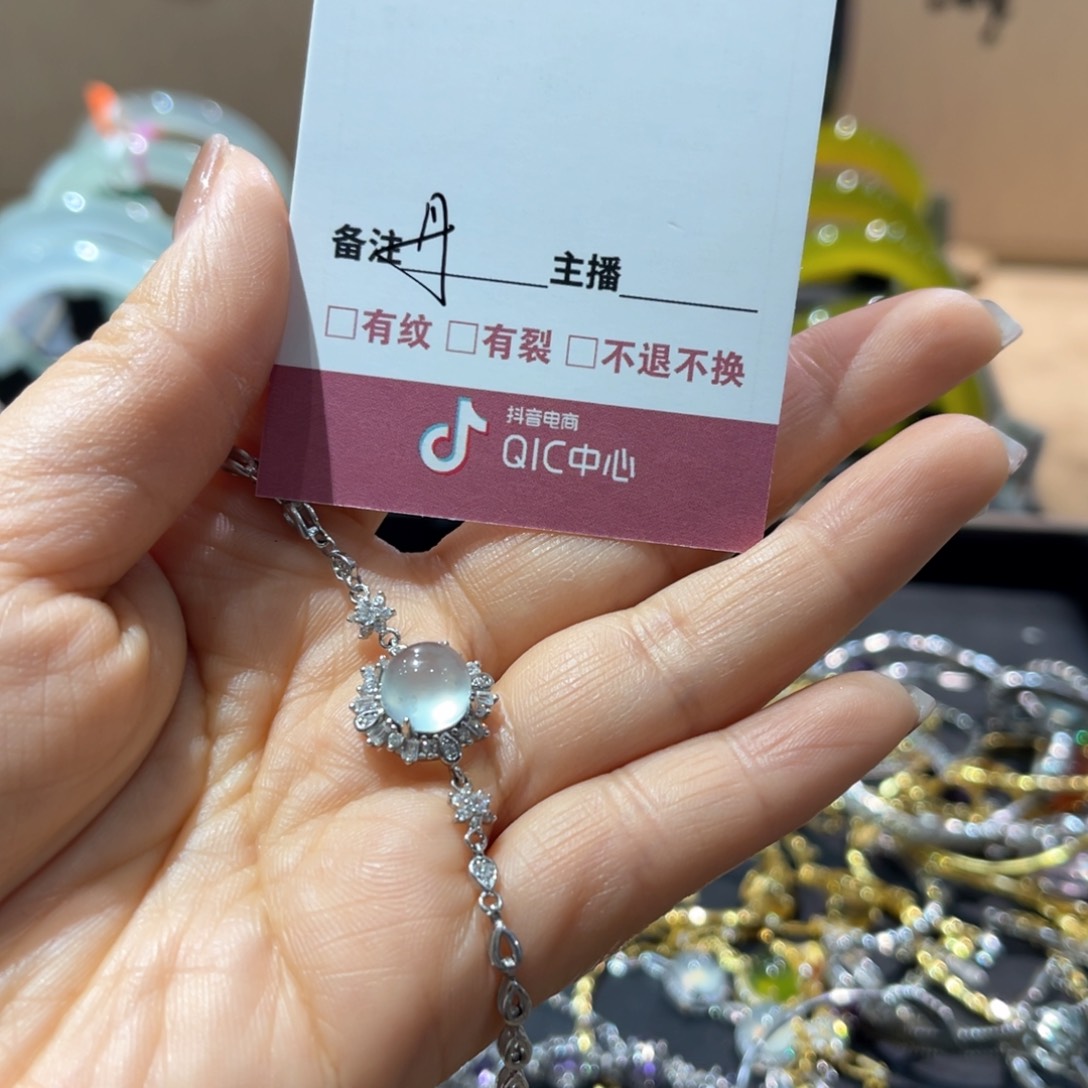 蛇纹石玉手镯未镶嵌丹****)