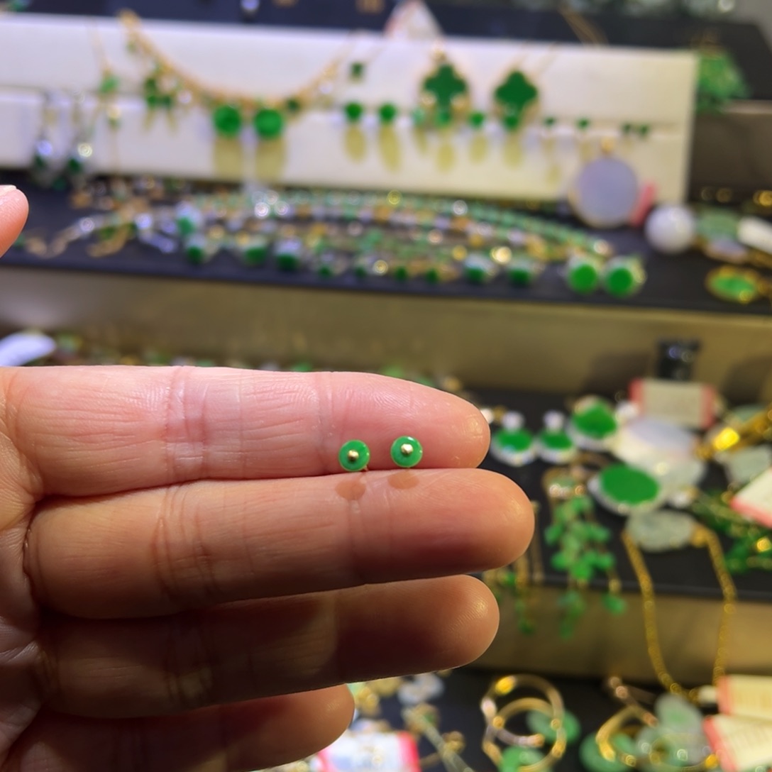 颈饰18K金镶嵌翡翠耳钉