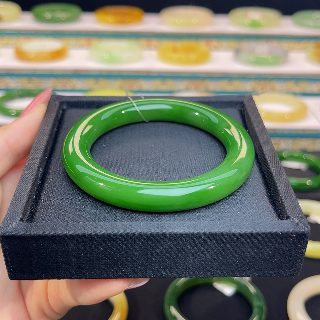 未镶嵌手镯和田玉满色艳阳绿圆条