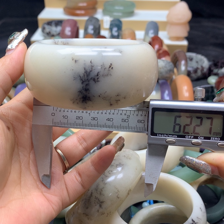 未镶嵌手镯石英质玉